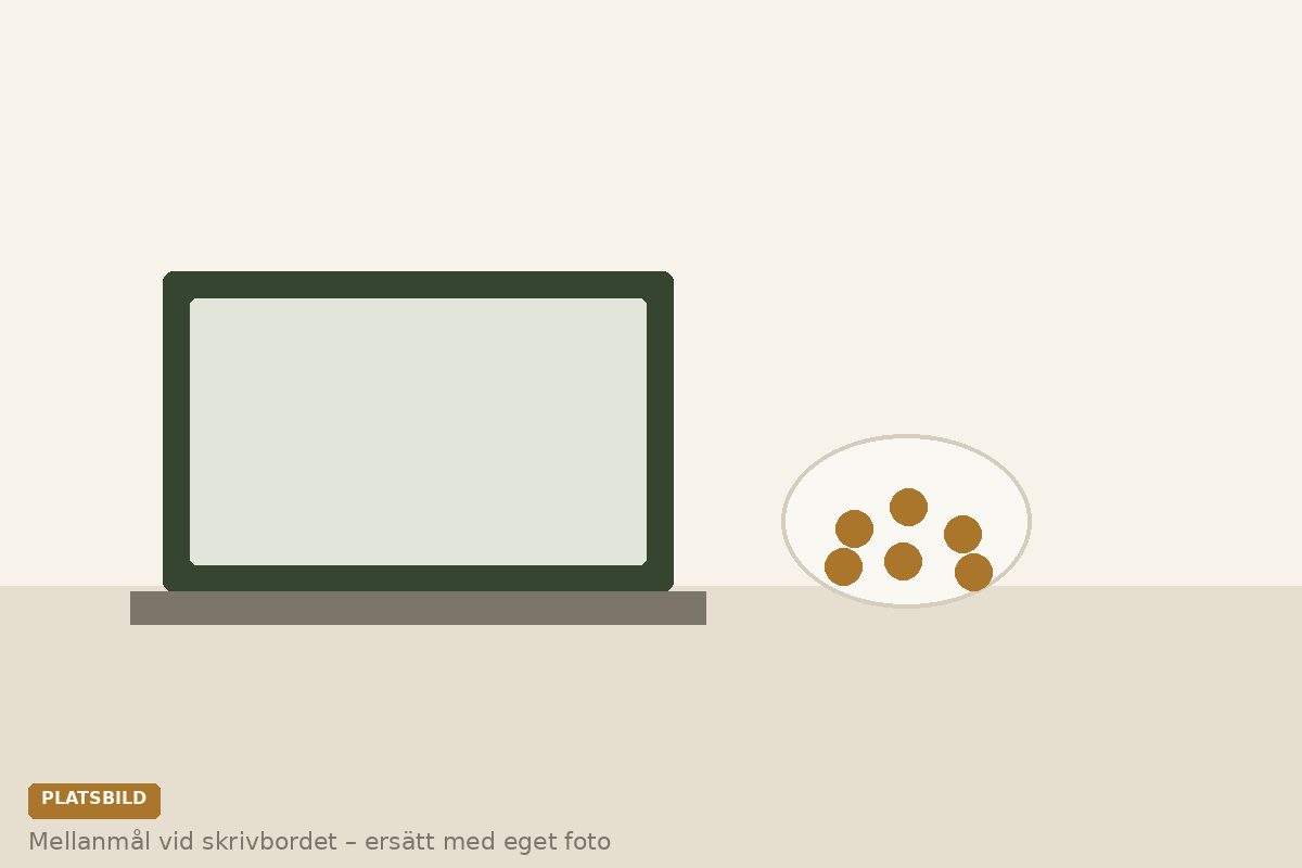 Ett enkelt mellanmål med frukt och nötter på ett skrivbord vid en dator